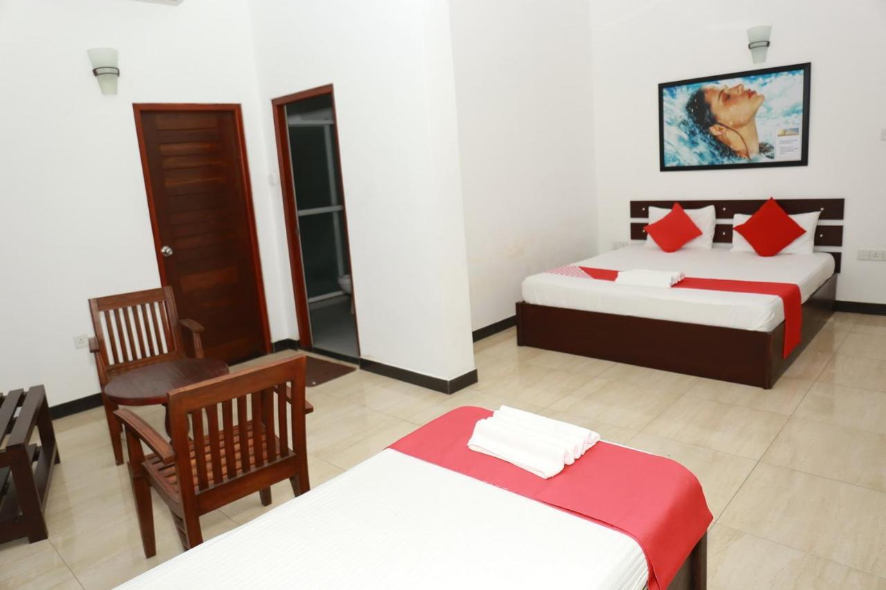 Hotel Coconut Primitive Negombo Esterno foto