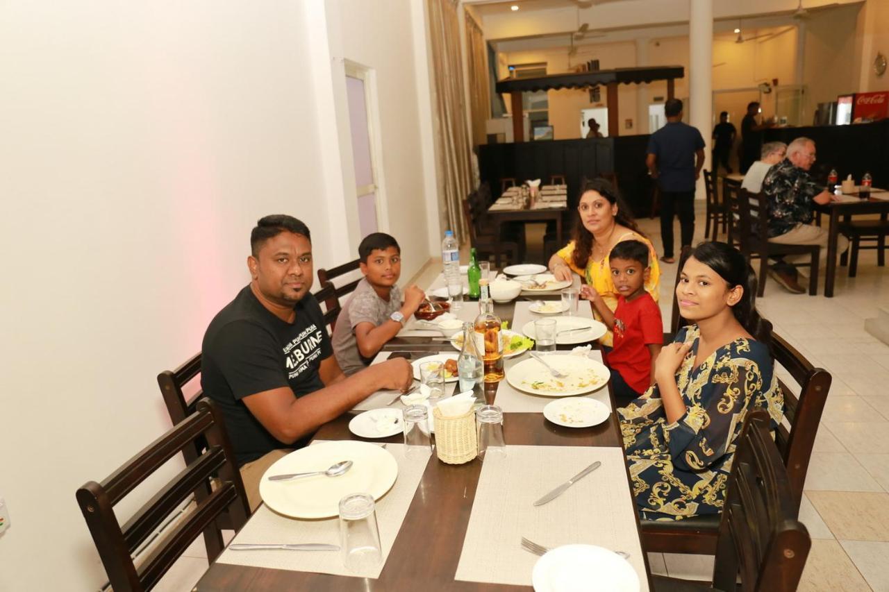 Hotel Coconut Primitive Negombo Esterno foto