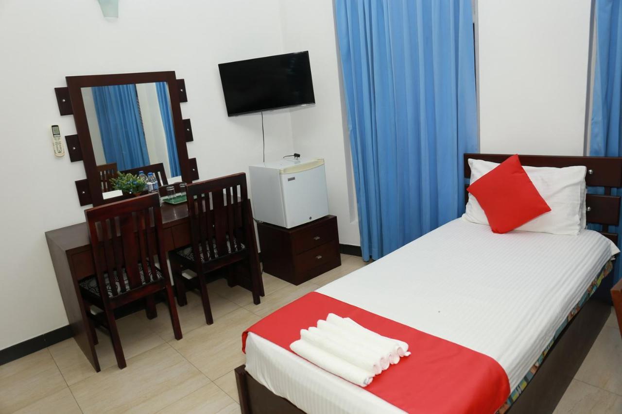 Hotel Coconut Primitive Negombo Esterno foto